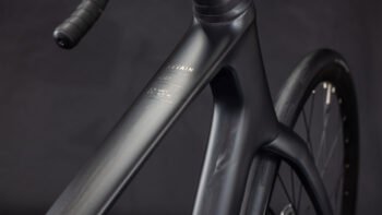 cube 125500 20161875 attain c62 race blackline 2.jpg